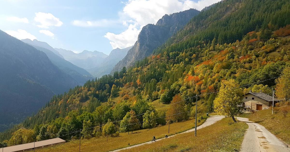 Locandina di 3 giorni di camminate dal sapore autunnale tra le borgate della Val Maira, Valle Po e Val Varaita