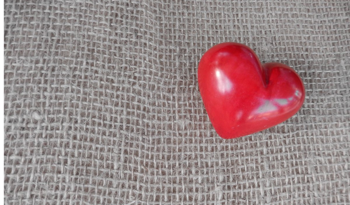 Locandina di Amuleti – Il cuore sacro, simbolo di protezione