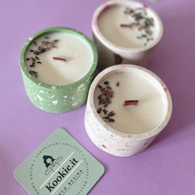 Locandina di Candele in fiore: vasetto in resina, candela e fiori secchi