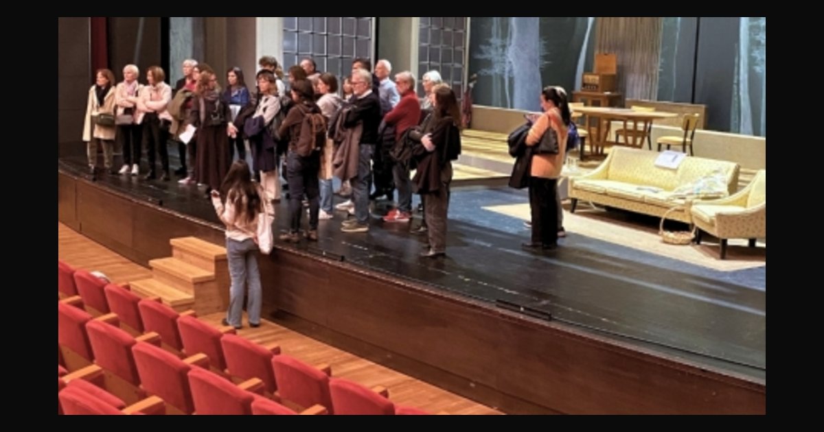 Locandina di Dal Luna Palace al Teatro Elfo Puccini