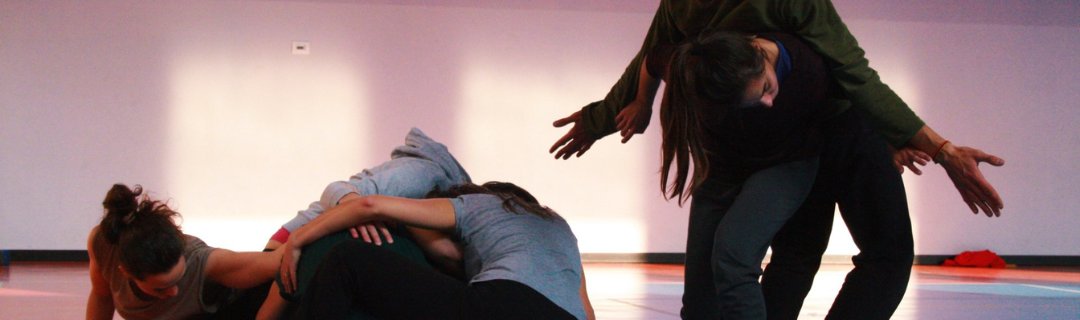 Locandina di Dancing People - Danza improvvisazione oltre i cliché di movimento