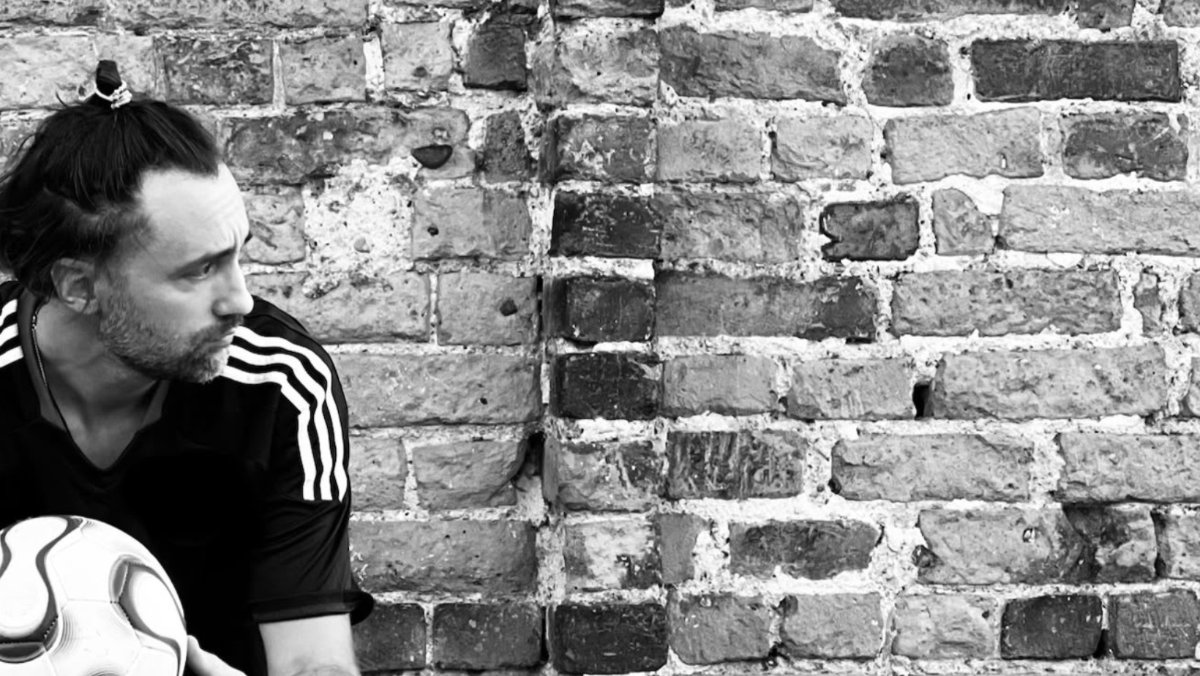 Locandina di PRIMA DI SCENDERE IN CAMPO – IL PIÙ GRANDE COMING OUT DELLA STORIA DEL CALCIO