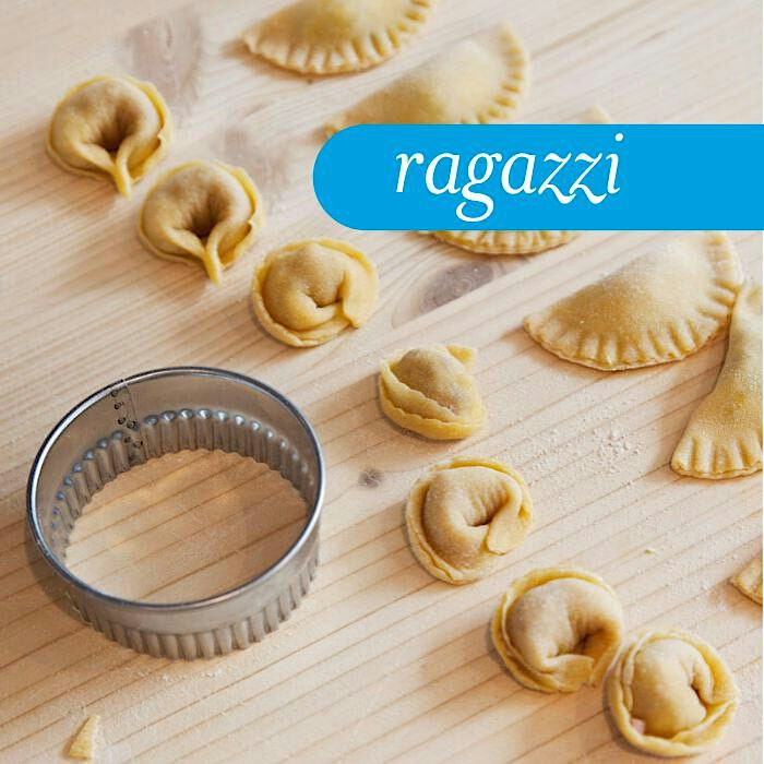 Locandina di RAGAZZI IN CUCINA: RAVIOLI E GNOCCHI, FATTI A MANO