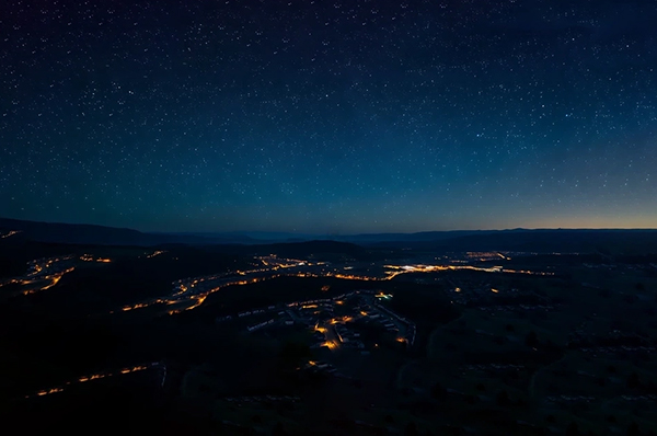 Locandina di STELLE A DOMICILIO: GUIDA PER NAUFRAGHI URBANI