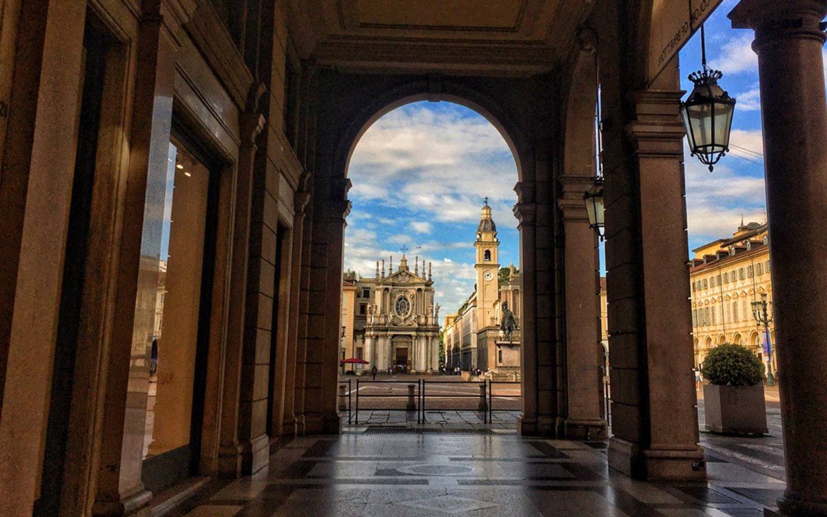 Locandina di Storie a Corte - Foliage Reale. I colori d’autunno tra Palazzo Reale e Valentino