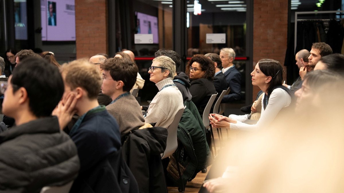 Locandina di Tavola Rotonda “Persone, cultura, AI: costruire il valore pubblico di domani”
