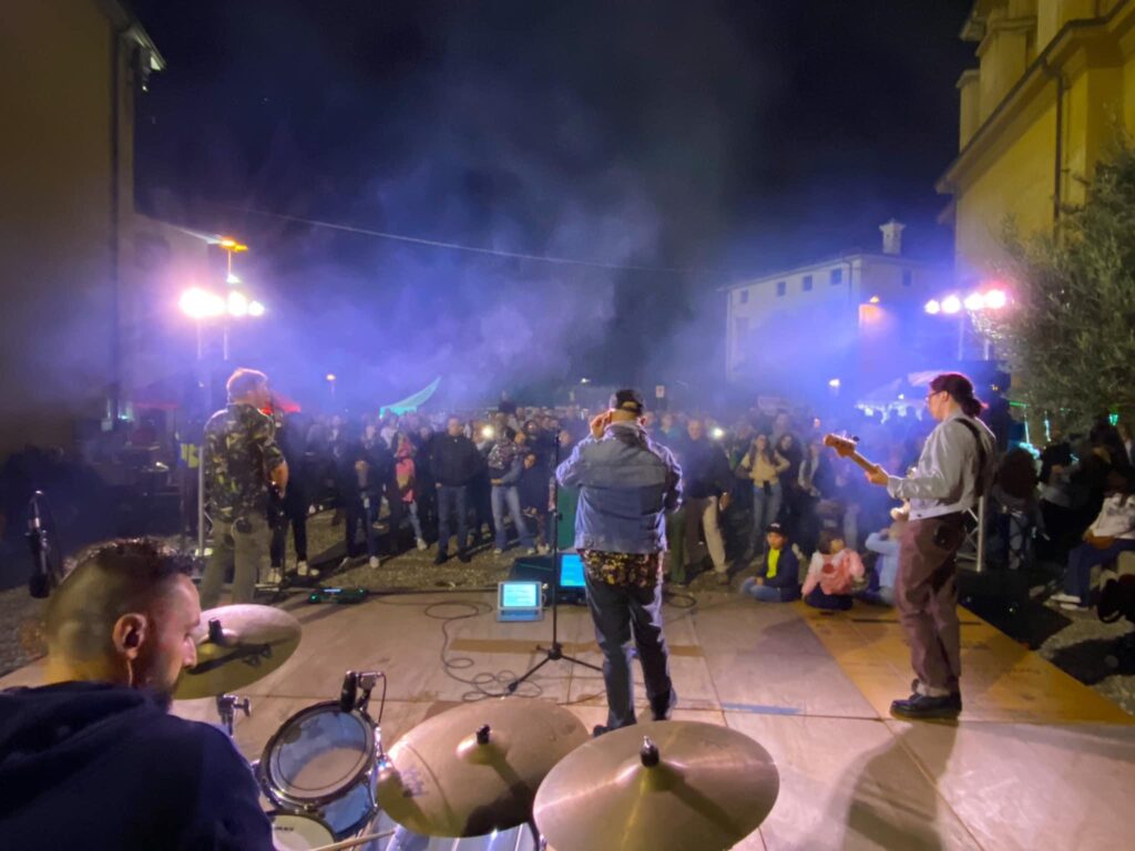 Locandina di Tutti in Borgo